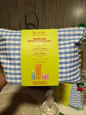 la soie Skincare Brightening Moisturizer Set - Yellow